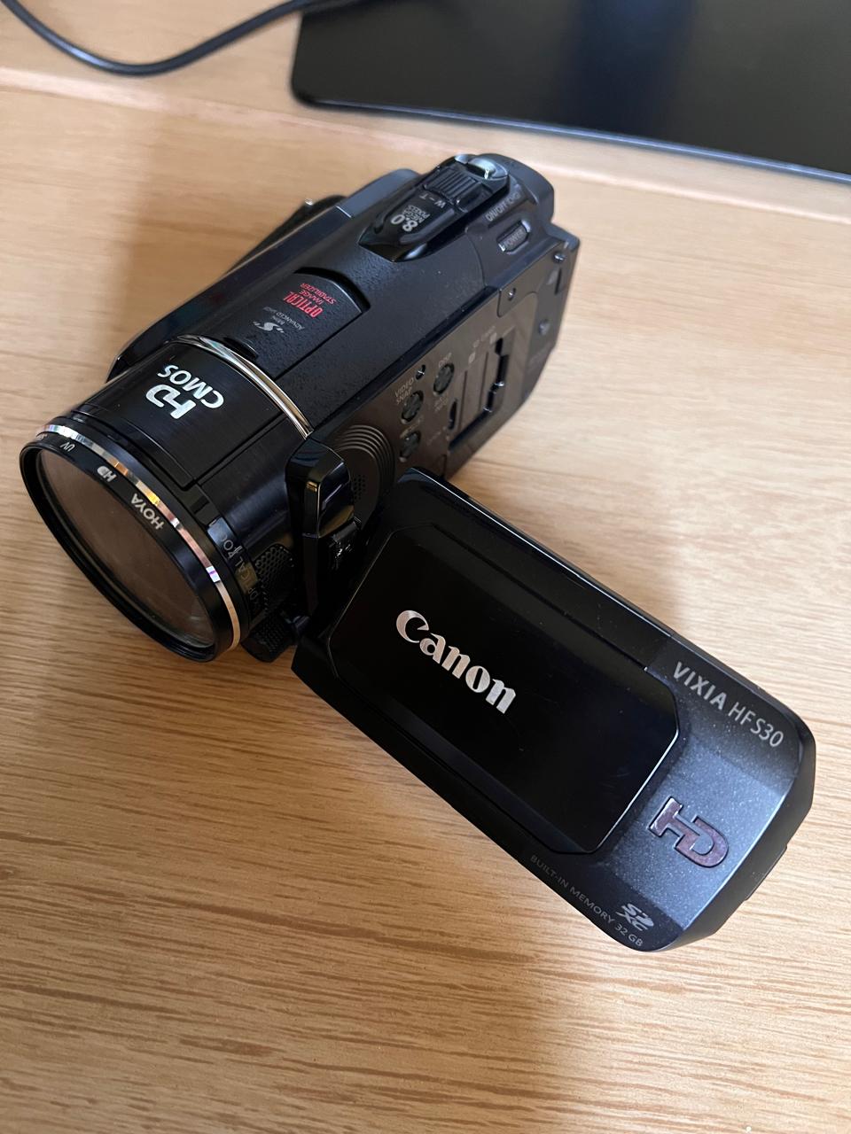 Canon VIXIA HF S30 de segunda mano: foto real del equipo con la pantalla abierta sobre una mesa
